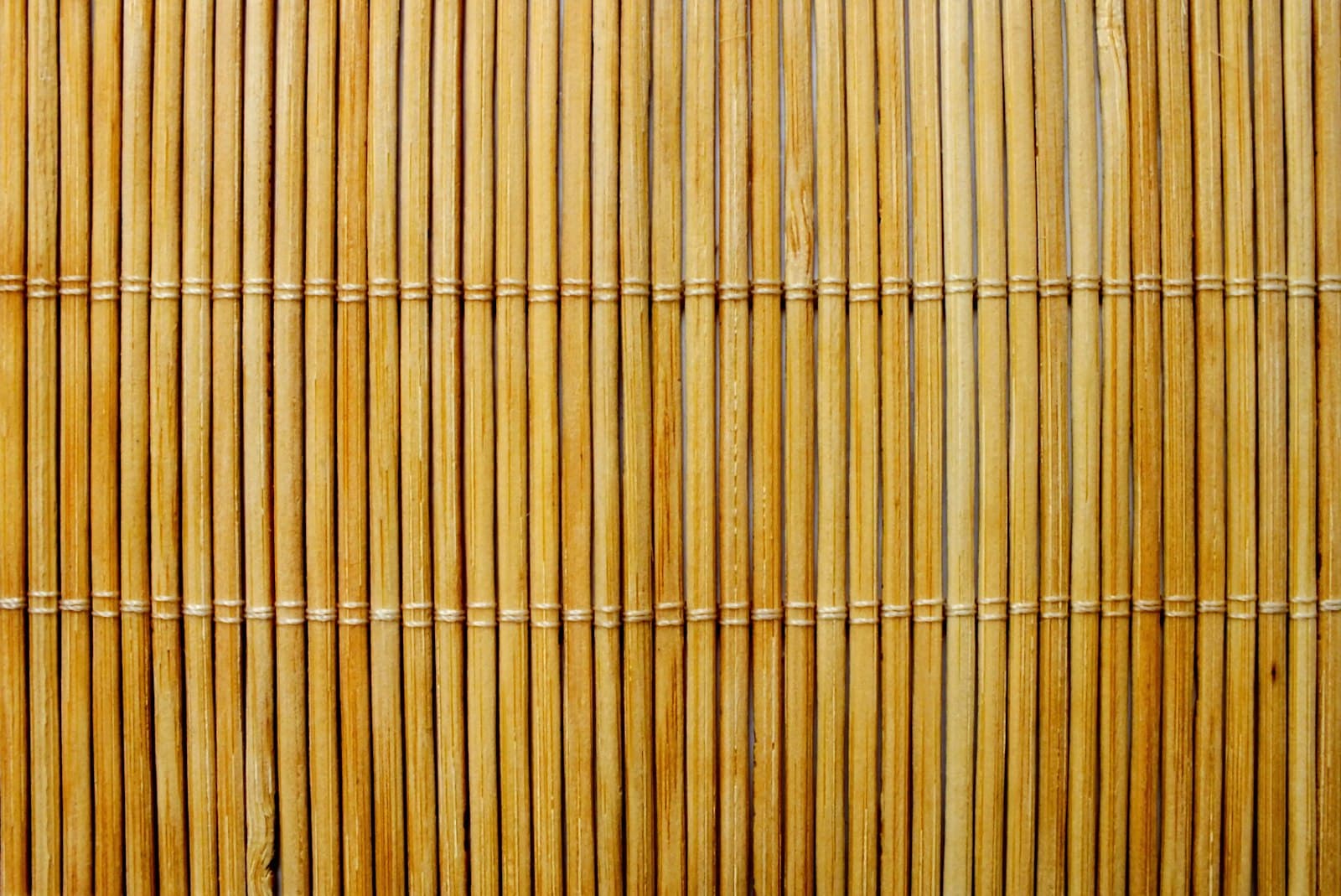 Persiana de bambu natural com trama rústica e luz filtrada