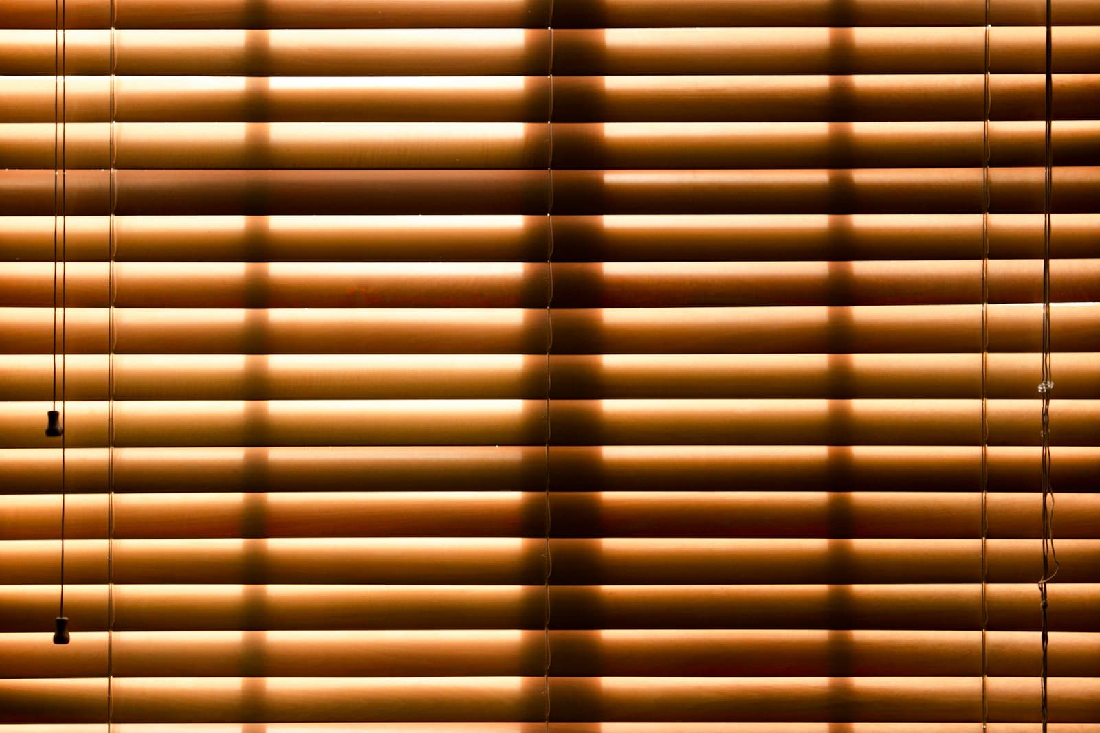 Persiana double vision com faixas alternadas translúcidas e opacas