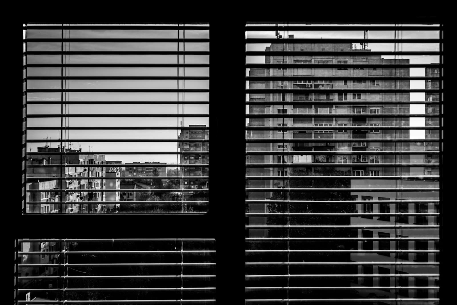 Persiana screen solar com trama técnica preservando a vista externa